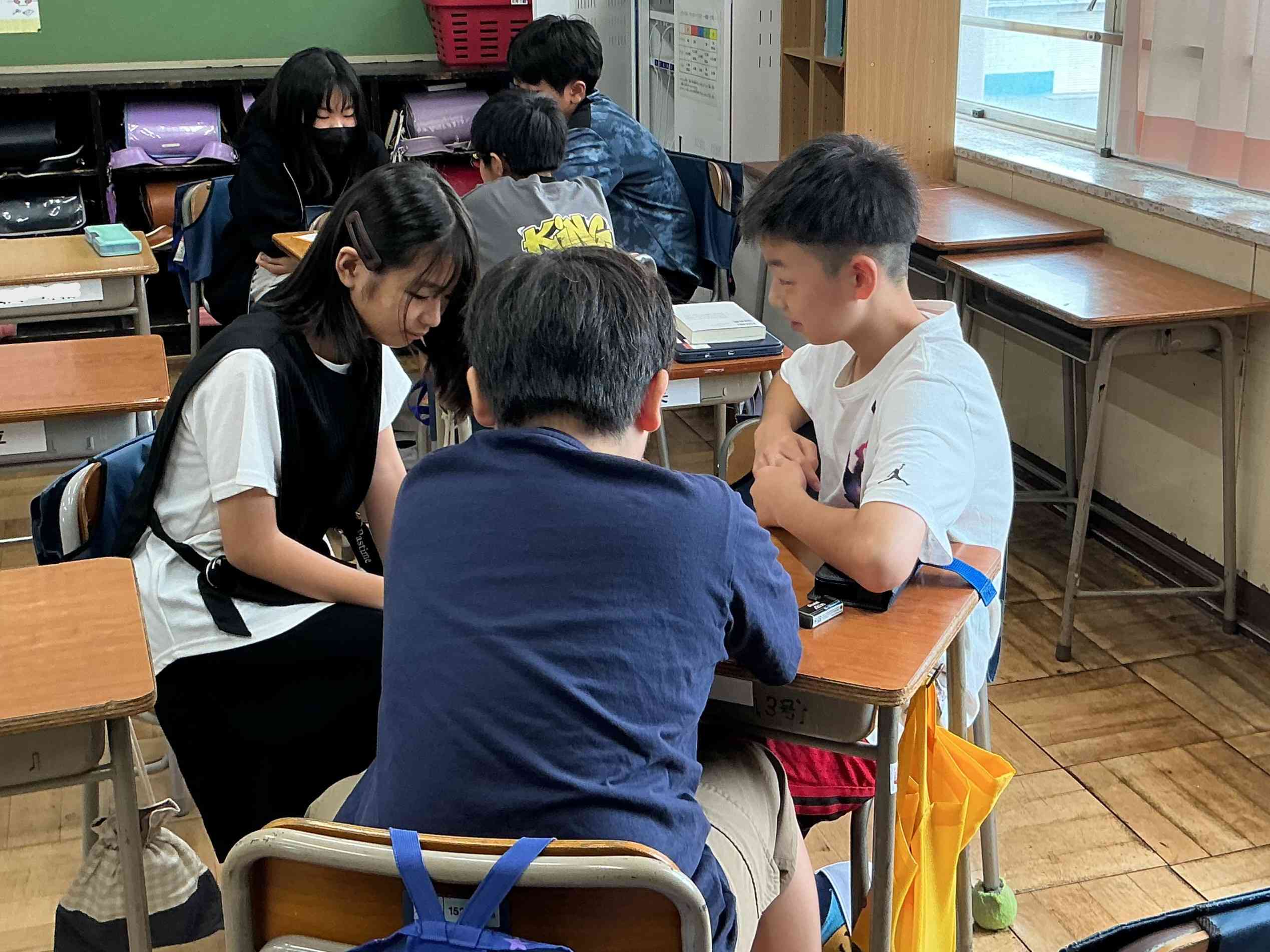 話し合いをする６年生